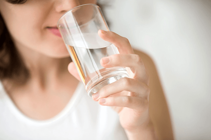 Uống thật nhiều nước nếu nuốt phải nước javen
